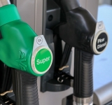 Sale il prezzo della benzina: ai massimi per la prima volta da sei mesi