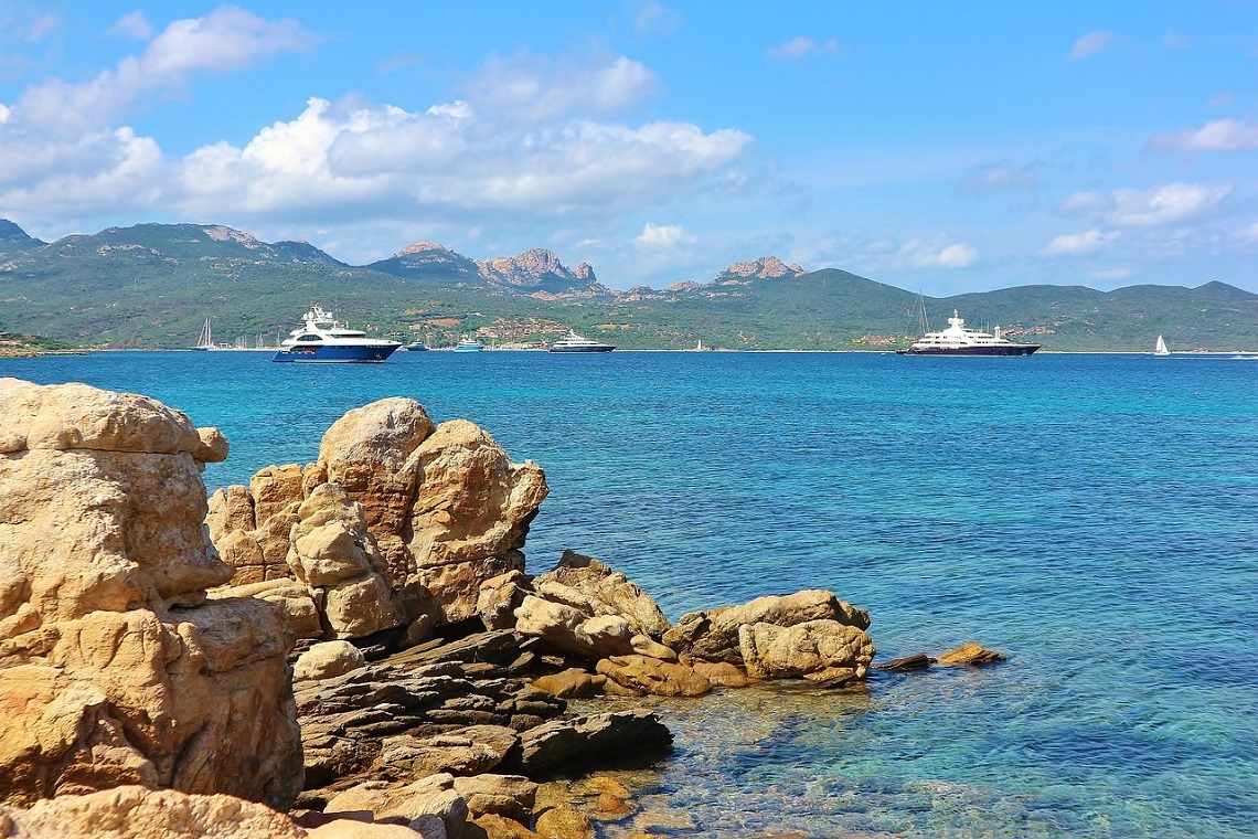 Esplora la Splendente Costa Smeralda: Un Paradiso Mediterraneo