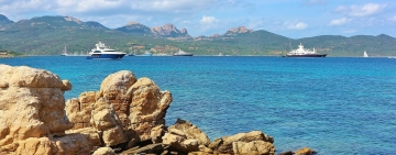 Esplora la Splendente Costa Smeralda: Un Paradiso Mediterraneo
