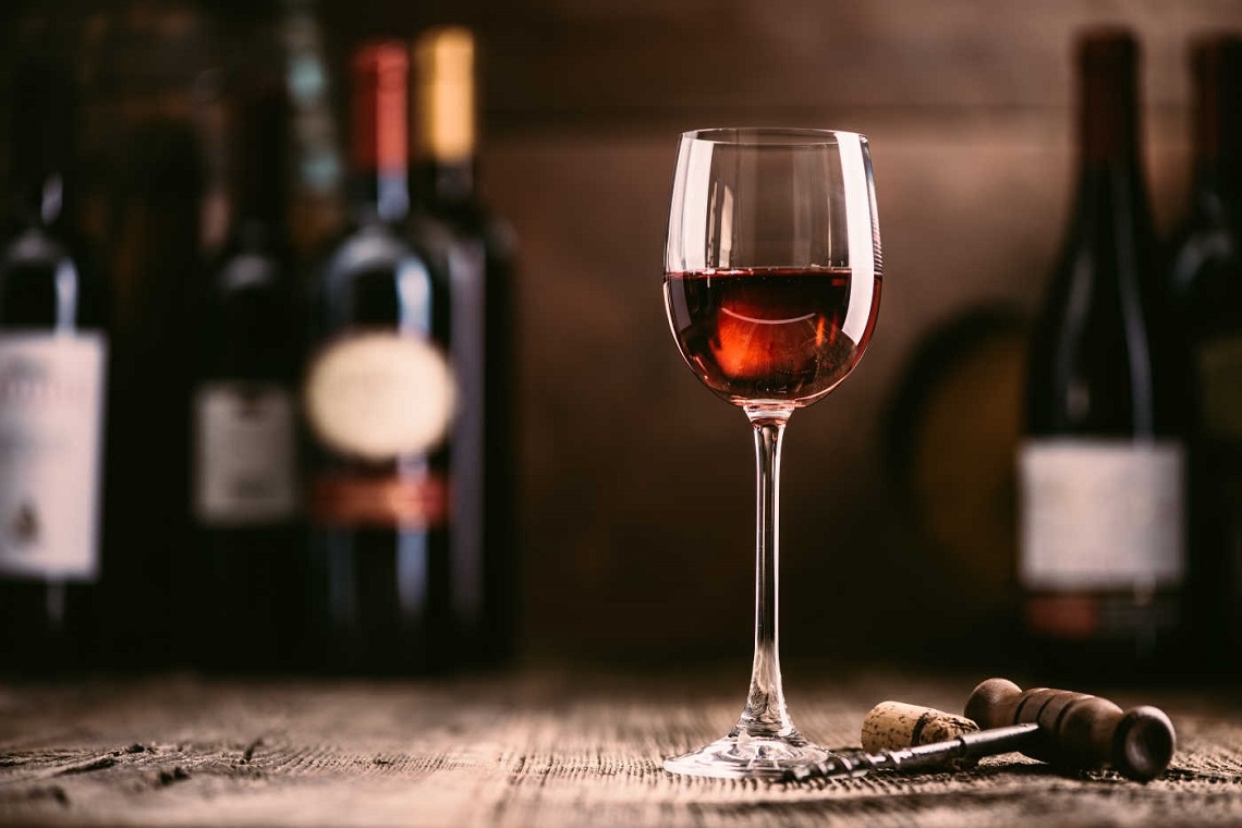 Bere vino nel modo giusto allunga la vita: svelati i segreti da un esperto di nutrizione